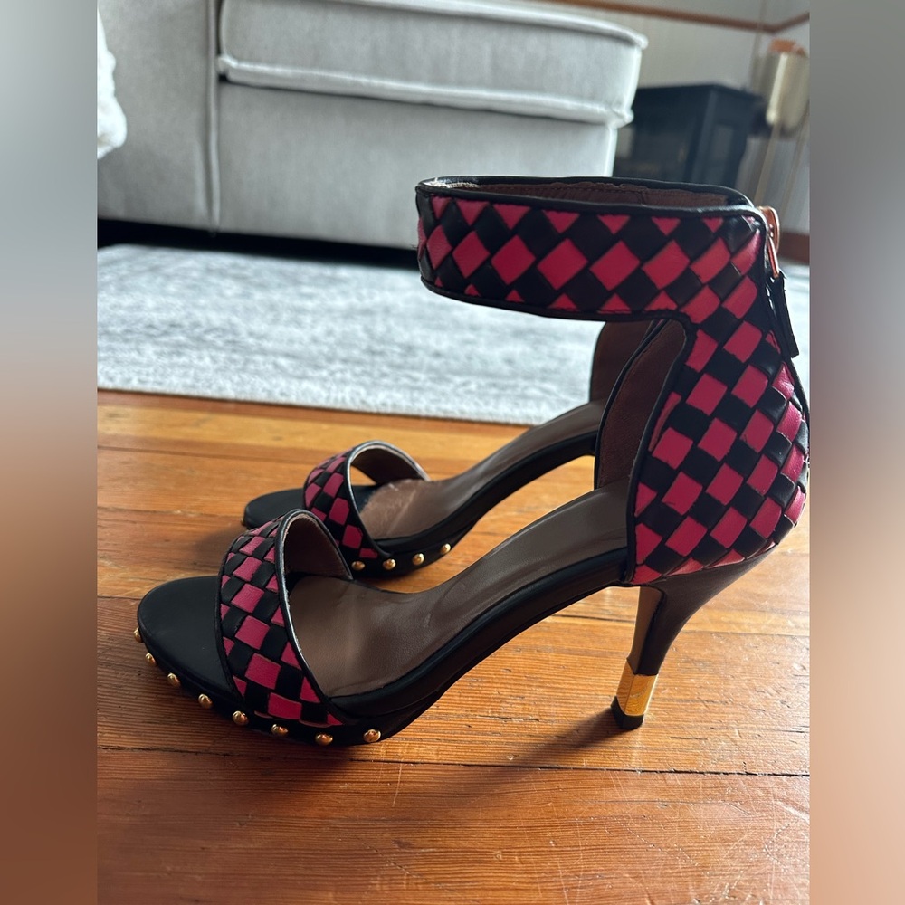New BEAUTIFUL Givenchy Stylish Pink and Black Women's Heels - Picture 13 of 15